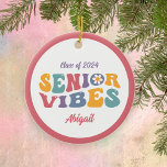 Graduate Senior Vibes Class of 2025 Christmas Keramik Ornament<br><div class="desc">Ein perfektes Geschenk für das Senior Set,  um bald seinen Abschluss zu machen. Das Design verfügt über mehrfarbige Retrotexte,  die "Senior Vibes" lesen. Personalisieren Sie Ihren Urlaub mit dem Namen des Akademikgrafen.</div>