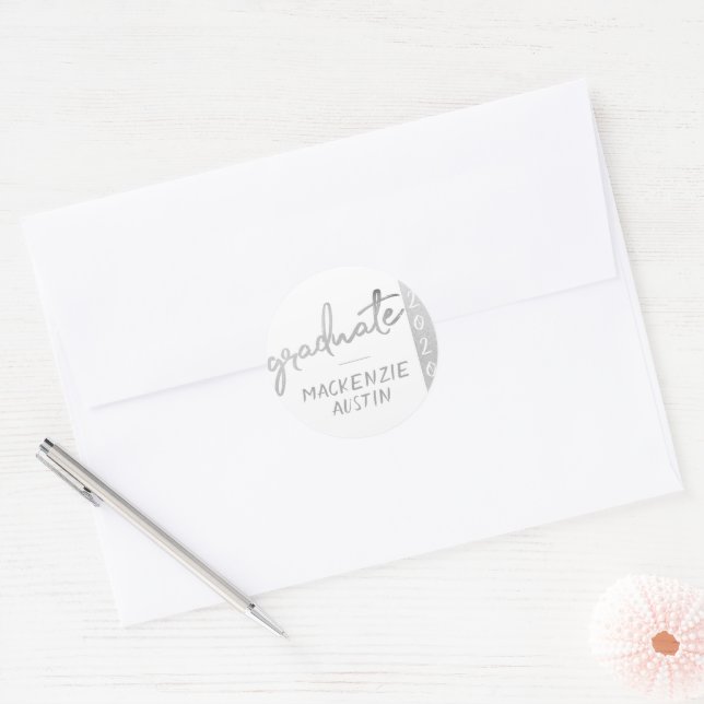 Graduate Silver Script | Trendy Imitats Metallic Runder Aufkleber (Umschlag)