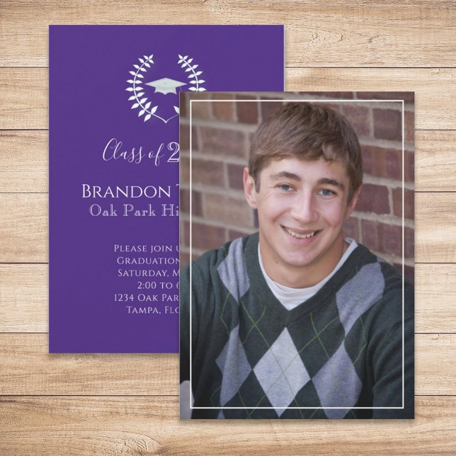 Graduate Simple Elegant Lila Laurel Blätter Einladung (Graduation photo announcement invitation with a purple color theme.)