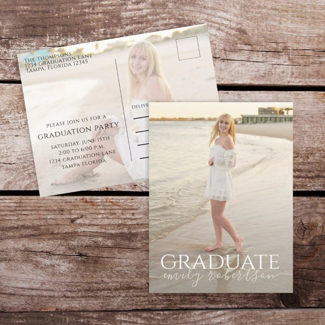 Graduate Simple Modern Foto Template Typografie Postkarte (Elegant Graduation photo invitation postcard with a 2-photo template. )