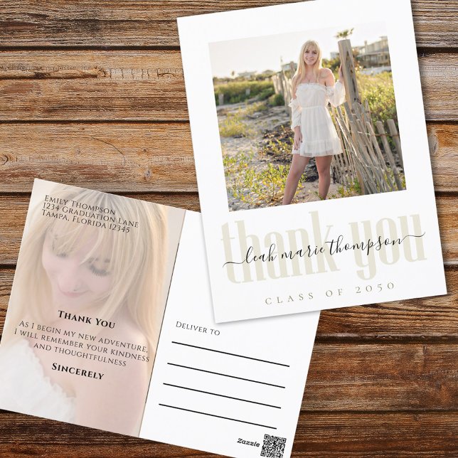 Graduate Simple Stylish Foto Script Vielen Dank Postkarte (Elegant Graduation photo thank you a postcard with a 2 photo template. )