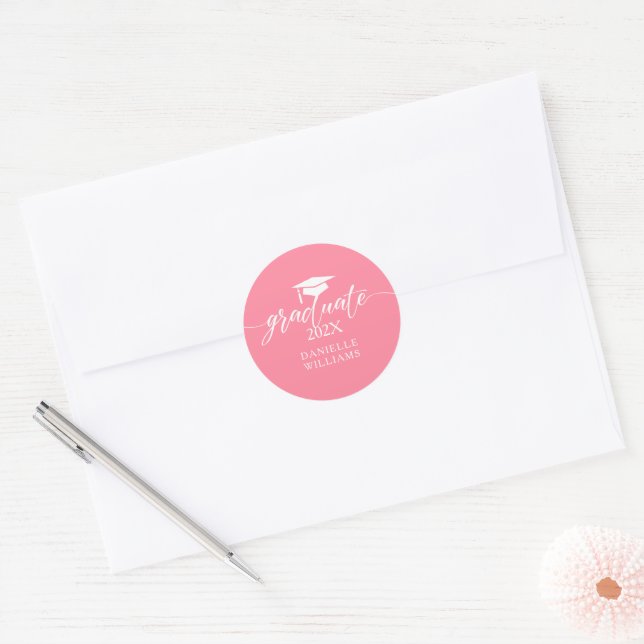 Graduate White Typography On Pink Background Runder Aufkleber (Umschlag)