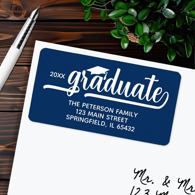 Graduation Cap Chic Script Blue Rücksendeadresse Adressaufkleber (Graduation script navy blue return address labels, 2.375" x 1.25", 18 labels per sheet)