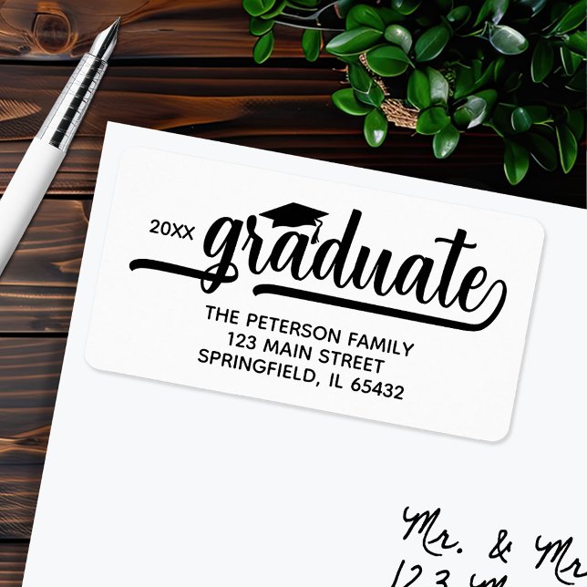 Graduation Cap Chic Script-Rücksendeadresse Adressaufkleber (Graduation script return address labels, 2.375" x 1.25", 18 labels per sheet)