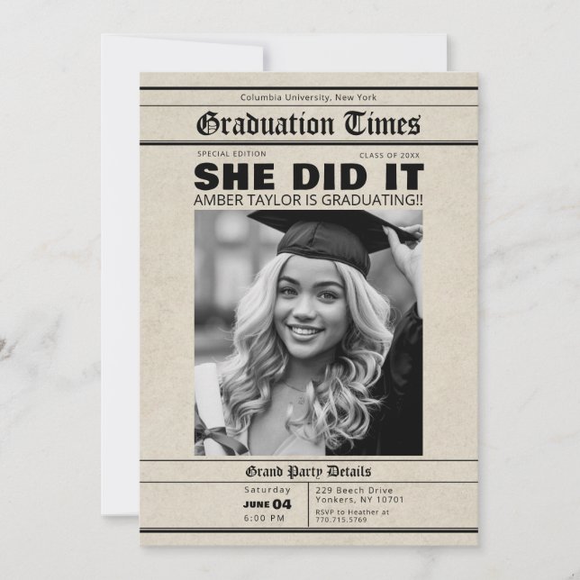 Graduation Newspaper She Did It B&W Photo Einladung (Vorderseite)