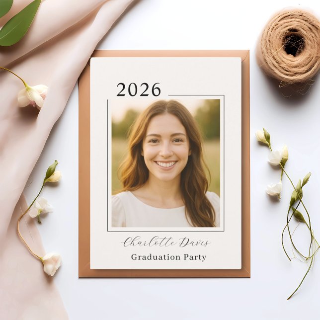 Graduation party photo class of 2026 beige einladung (Von Creator hochgeladen)