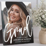 Graduation Photo Keepsake Fotoplatte<br><div class="desc">This simple and minimalist graduation easel table top sign or plaque features a full-page photo with a sleek and modern layout. “Grad” is displayed in elegant handwritten script, with the graduate’s name, “Class of 2026, ” and the school name below in classic fonts for a clean and polished look. Designed...</div>