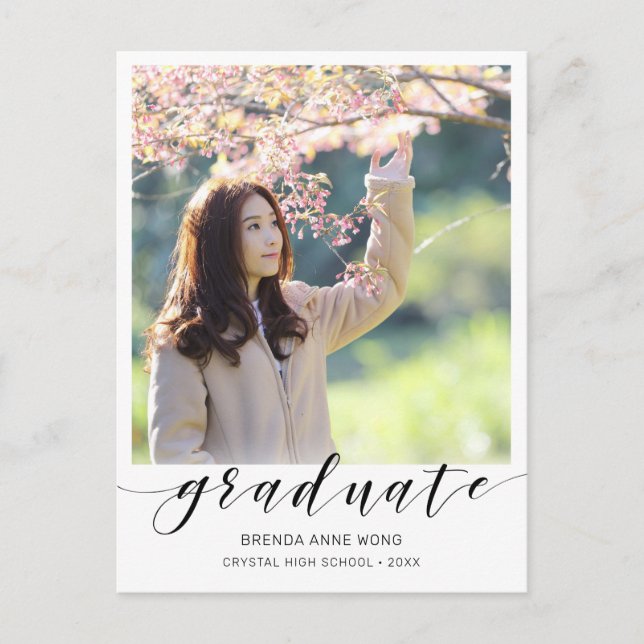 Graduation Photo Modern Black Script 2023 Ankündigungspostkarte (Vorderseite)