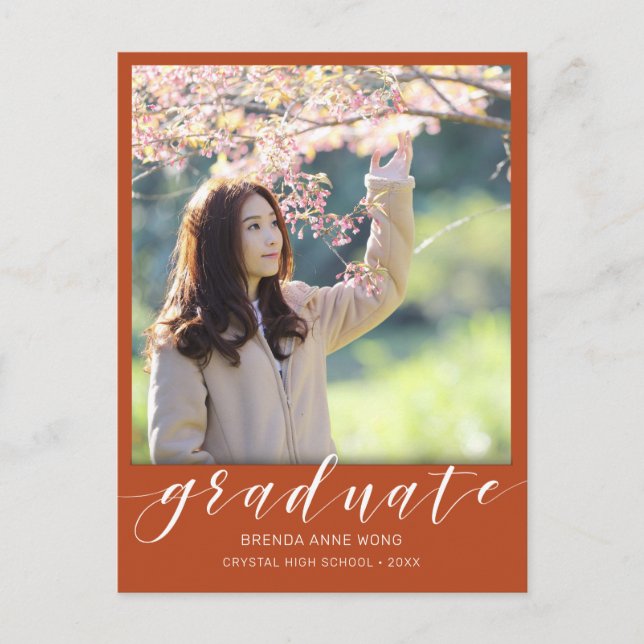 Graduation Photo Modern White Script Orange 2023 Ankündigungspostkarte (Vorderseite)