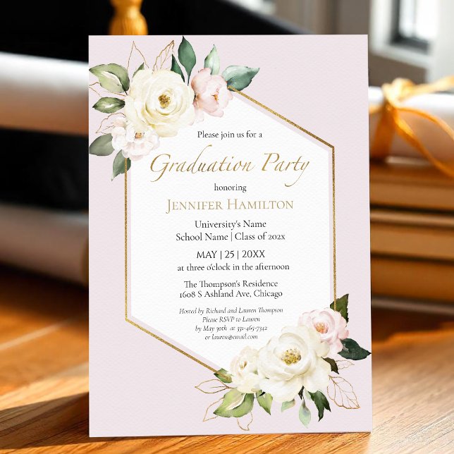 Graduiertenparty mit weißer Creme und rosafarbenen Einladung (Von Creator hochgeladen)