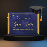 Graduiertenschiff Save The Date<br><div class="desc">Eine Save the Date Karte für ein Graduation Party Party für einen Typ, Mann, Mann. Marineblau mit goldenem Konfetti und goldenem Rahmen aus Imitaten. Die blaue Farbe ist ungleichmäßig. Personalisieren und fügen Sie Datum und Namen hinzu. Goldene Buchstaben. Der Text: Save the Date ist mit einem großen angesagten, handgeschriebenen Stilskript...</div>