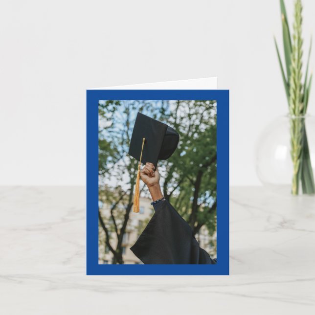 Graduierungskappe in Hand Grußkarte Karte (Vorderseite)