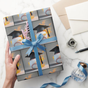 Graduierungsobergrenze auf einem flammenden Baseba Geschenkpapier