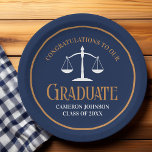 Graduierungspartei der Blue Gold School Pappteller<br><div class="desc">Diese schicke marineblaue und goldene,  maßgeschneiderte Schulabschluss-Party Papier Platte zeigt klassische Typografie für eine Klasse von 2025 Absolvent. Passen Sie mit Ihrem geschlossen Jahr unter den weißen Maßstäben der Justiz für dieses große personalisierte Anwalt oder Anwalt Geschenk der Glückwünsche.</div>