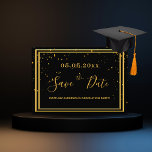 Graduierungspartei Schwarzes Gold Save the Date<br><div class="desc">Eine Save the Date Karte für ein Graduation Party Party für einen Typ,  Mann,  Mann. Schwarzer Hintergrund mit goldenem Konfetti und goldenem Rahmen aus Imitaten. Personalisieren und fügen Sie Datum und Namen hinzu. Goldene Buchstaben. Der Text: Save the Date ist mit einem großen angesagten,  handgeschriebenen Stilskript geschrieben.</div>
