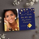 Graduierungsparty - blaue Goldstars Foto 2024 Save The Date<br><div class="desc">Eine Foto-Save the Date-Karte für eine Graduiertenparty 2024. vorne: Fügen Sie Ihr eigenes Foto in vertikaler Größe des Absolventen hinzu. Klassisch marineblau, mit goldenen Sternen dekoriert und mit Imitaten dekoriert. Personalisieren und fügen Sie einen Namen und ein Datum hinzu. Goldene Buchstaben. Der Name und der Text: Save the Date sind...</div>