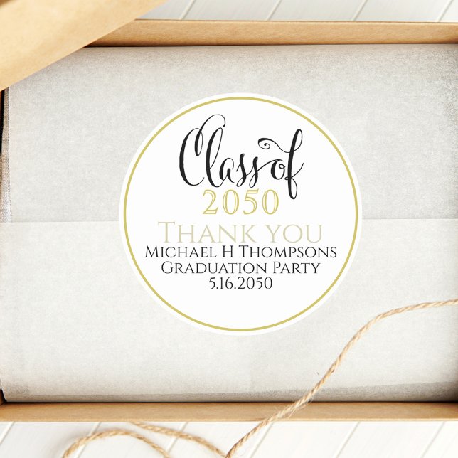 Graduierungsparty Elegante Gold Moderne Skripte Runder Aufkleber (Graduation script Class of thank you party favor sticker.)