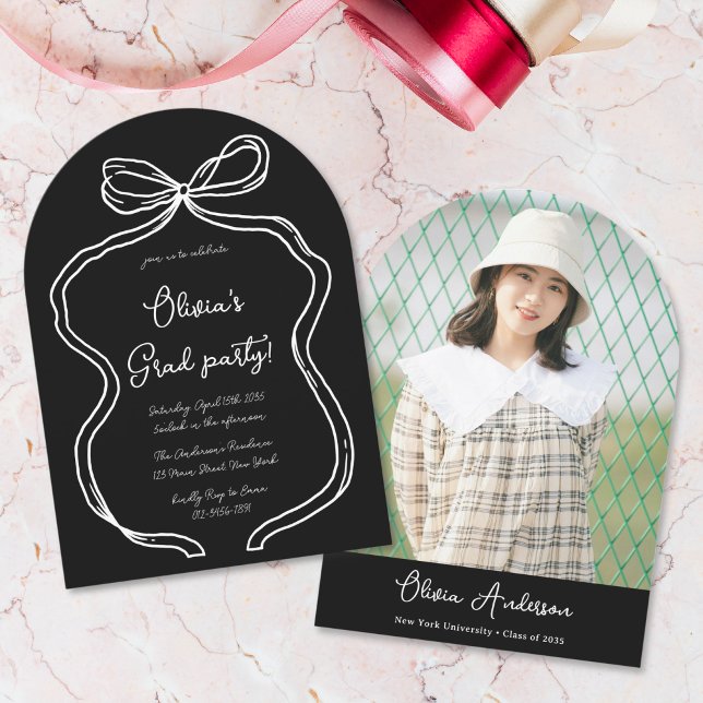 Graduierungsparty für das Foto von Bow mit weißer  Einladung (Von Creator hochgeladen)