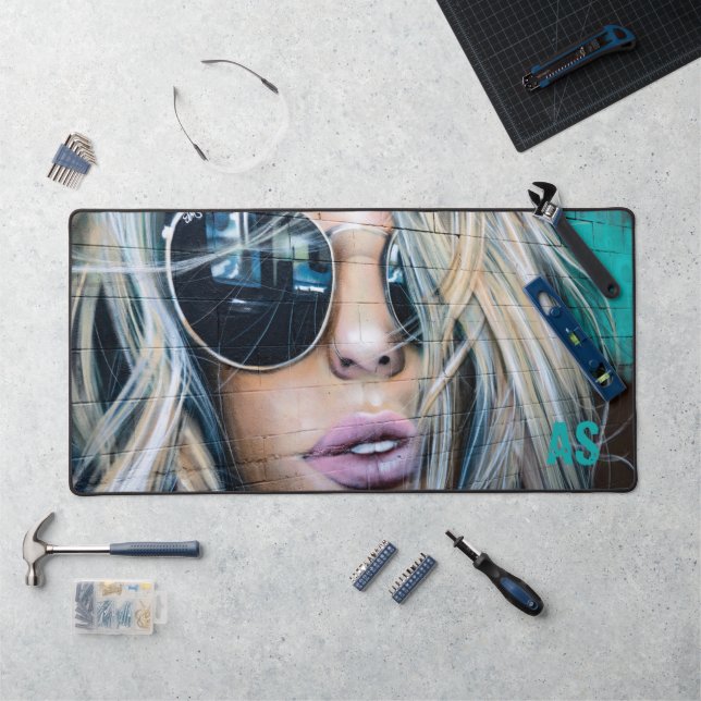 Graffiti Blond Girl avec lunettes de soleil Monogr (Poste de travail)