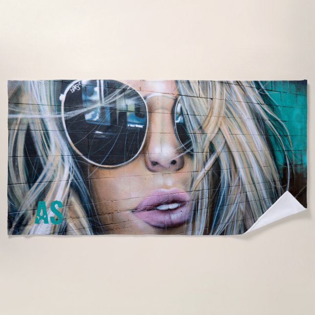 Graffiti Blond Girl mit Round-Sunglasses Monogramm Strandtuch (Vorderseite)