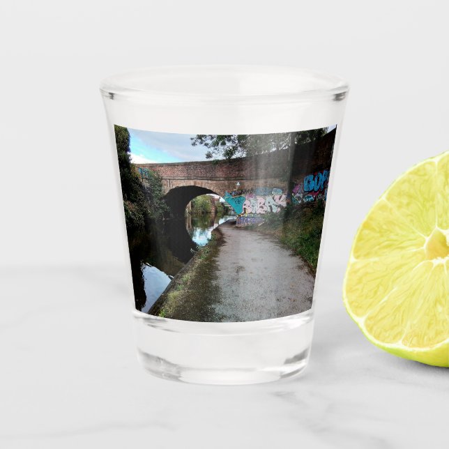 Graffiti on the wall schnapsglas (Vorderseite)