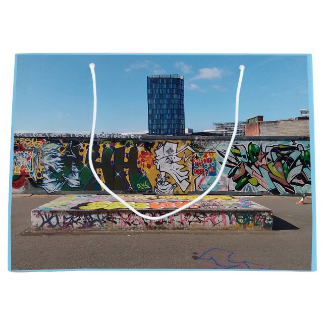 Graffiti-Wand Große Geschenktüte (Vorderseite)