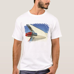 Grafik: Nahaufnahme von Heckflosse und Rücklicht a T-Shirt