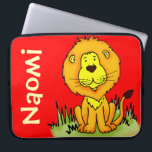Grafik-Vorname Rot Kinder Notebook-Gehäuse Laptopschutzhülle<br><div class="desc">Spaß Löwen Kinder Laptop Gehäuse perfekt für einen großen Katzenliebhaber. Ein großartiges Geschenk für ein Kind zu Löwen spielen Praxis, Sport und nach der Schule Klubs. Fall lautet: "Naomi" oder personalisieren Sie diesen Fall mit dem Namen Ihrer Wahl. (***Bitte beachten Sie, dass einige Namen aufgrund der Art des Schriftartes nicht...</div>