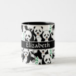 Grafikmuster von Panda Bears zur Personalisierung Zweifarbige Tasse<br><div class="desc">Niedliche schwarz-weiße Panda Bärenjungen als Muster mit Bambus und einem grünen Hintergrund,  die Sie anpassen können. Personalisieren Sie dieses Panda Bären Design mit jedem Namen.</div>