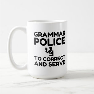 Grammatikpolizei zum Korrigieren und Servieren von Kaffeetasse