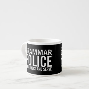 Grammatikpolizei zur Korrektur und zum Dienst Espressotasse