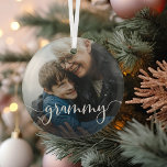 Grammy Oma Script Overlay Ornament Aus Glas<br><div class="desc">Schaffen Sie ein süßes Geschenk für eine besondere Großmutter mit diesem schönen individuellen Ornament. "Grammy" erscheint als elegantes weißes Skript-Overlay auf Ihrem Lieblings-Foto von Oma und ihrem Enkel oder Enkelkindern.</div>