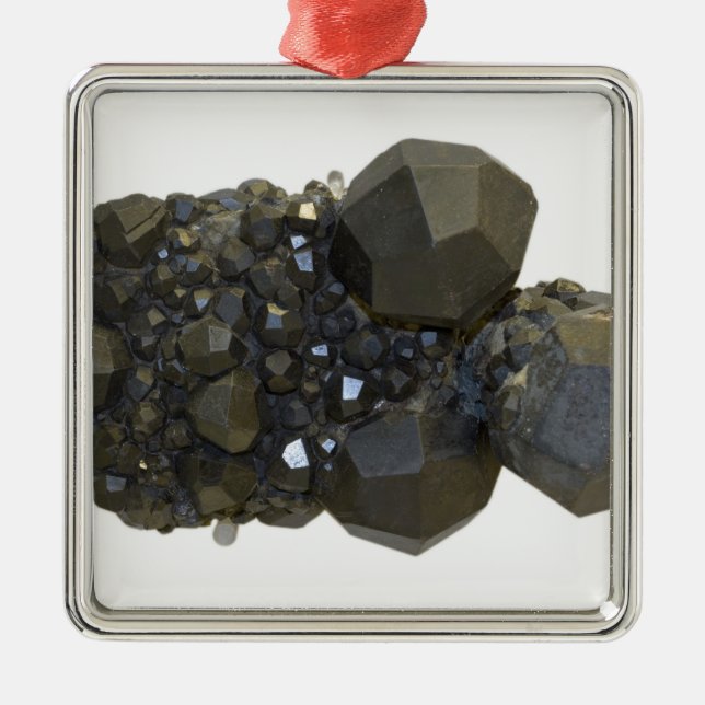 Granat in der natürlichen Form Silbernes Ornament (Vorne)