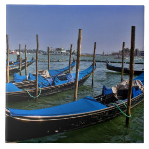 Grand Canal Wasser mit aufgereihten Gondelbooten Fliese