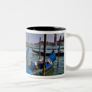 Grand Canal Wasser mit aufgereihten Gondelbooten Zweifarbige Tasse