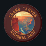 Grand Canyon Nationalpark Retro Distressed Circle Magnet<br><div class="desc">Das Design der Vektorgrafiken des Grand Canyon. Der Park ist Zuhause zu einem großen Teil des riesigen Grand Canyon,  mit seinen geschichtlichen roten Felsbändern,  die Millionen Jahre geologischer Geschichte aufdecken.</div>