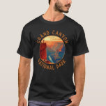 Grand Canyon Nationalpark Retro Distressed Circle T-Shirt<br><div class="desc">Das Design der Vektorgrafiken des Grand Canyon. Der Park ist Zuhause zu einem großen Teil des riesigen Grand Canyon,  mit seinen geschichtlichen roten Felsbändern,  die Millionen Jahre geologischer Geschichte aufdecken.</div>