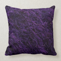 Grand coussin de tapis à longs poils mauve-foncé