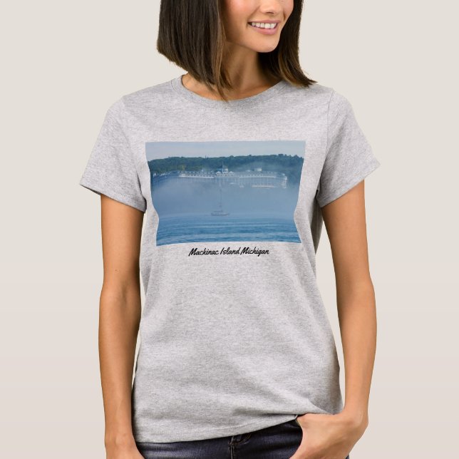 Grand Hotel durch den Nebelgraben T - Shirt (Vorderseite)