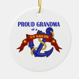 Grand-maman fière d'un ornement de marin des USA