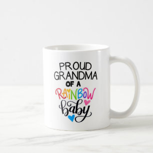 Grand-maman fière d'une tasse de tasse de bébé