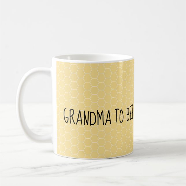 Grand-mère à être tasse pour que la grand-mère soi (Gauche)