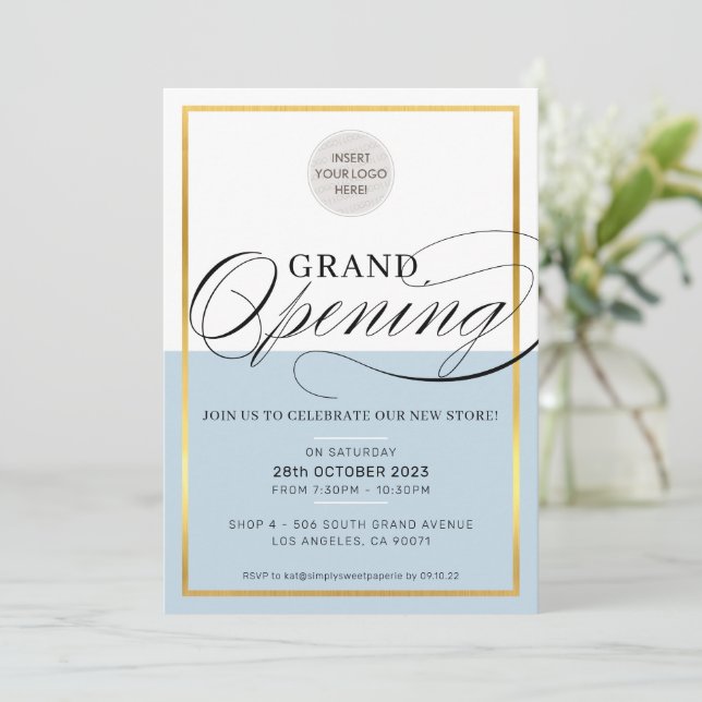 GRAND OPENING - Modernes Firmenlogo in hellblauem  Einladung (Stehend Vorderseite)