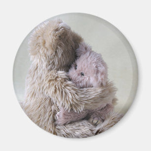 grand ours en peluche tient un petit aimant pour l