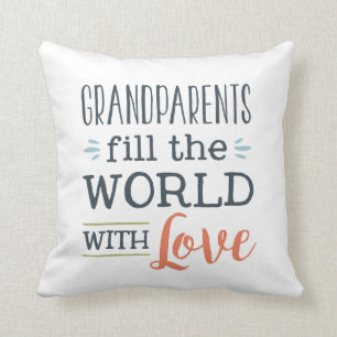 Grand-parents remplissent le monde avec coussin de