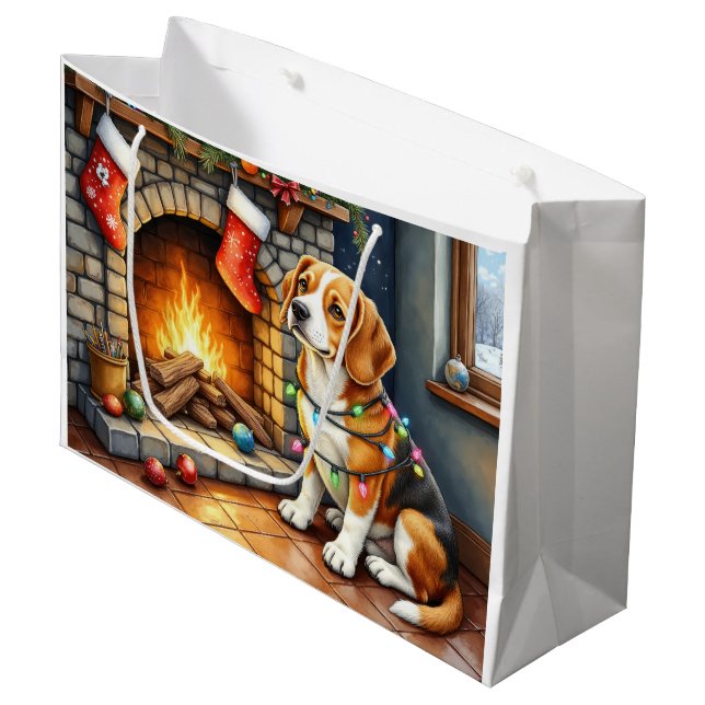 Grand Sac Cadeau Beagle Sitting by Fireplace with Christmas Lights (Devant Angle)