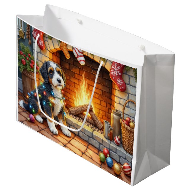 Grand Sac Cadeau Bernedoodle Fireplace with Christmas Lights (Devant Angle)