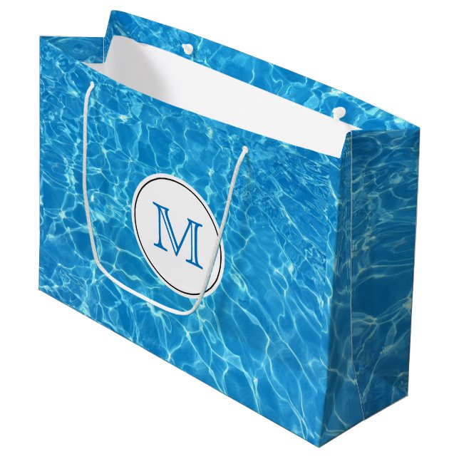 Grand Sac Cadeau Bleu étincelant Bleu Baignade Pool Bleu Monogramme (Devant Angle)