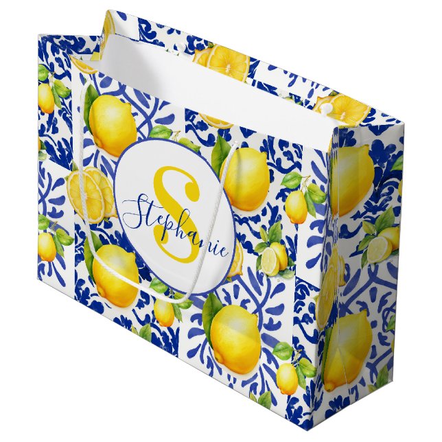 Grand Sac Cadeau Blue White Lemon Tile Pattern Monogram Name Citrus (Devant Angle)