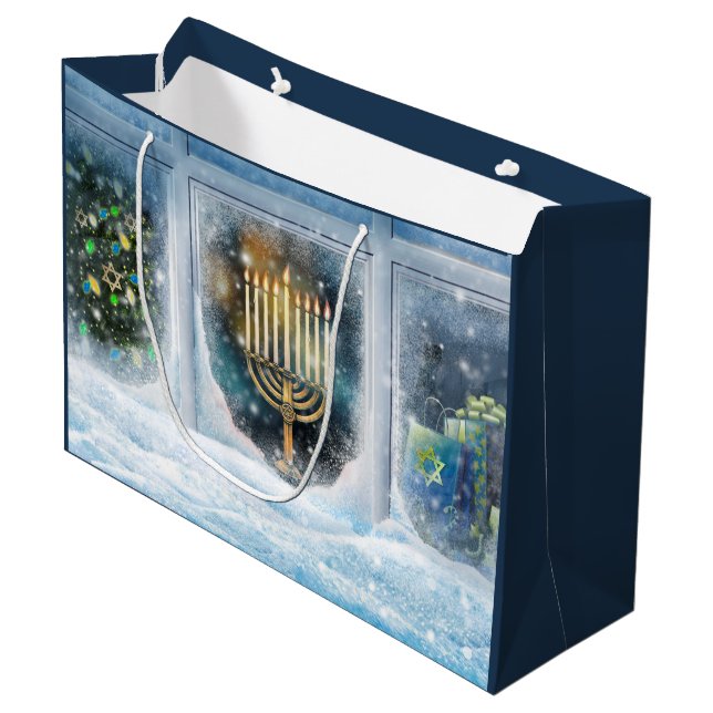 Grand Sac Cadeau Bonne Hanoukka. Scène d'hiver avec Menorah (Devant Angle)